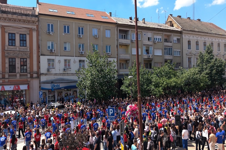 БЛИЗУ 500 ВРШАЧКИХ МАТУРАНАТА ЗАПЛЕСАЛО ДАНАС НА ТРГУ ПОБЕДЕ...